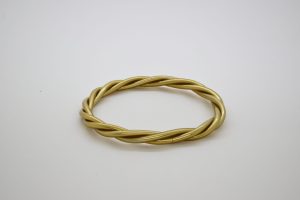 photo Bracelet Jonc Torsadé en Or – Paix et Élégance – Paix et Chaleur de la Collection Sérénité - pepitero.com
