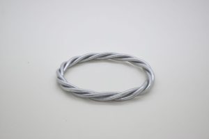 photo Bracelet Jonc Torsadé Argent – Paix et Modernité – Paix et Chaleur de la Collection Sérénité - pepitero.com