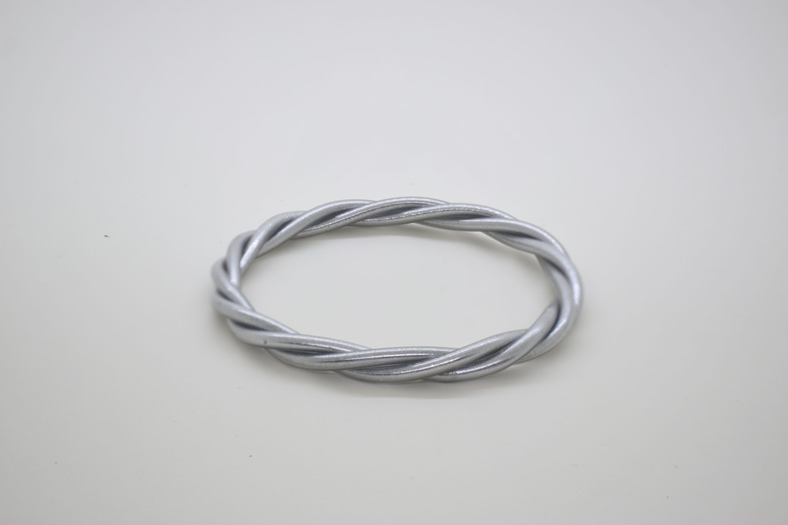 photo Bracelet Jonc Torsadé Argent – Paix et Modernité de la Collection Sérénité - pepitero.com photo Bracelet Jonc Torsadé Argent – Paix et Modernité – Paix et Chaleur de la Collection Sérénité - pepitero.com