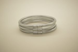 photo Bracelet jonc Argent – Modernité et Éclat de la Collection Essentiel par 3 - pepitero.com
